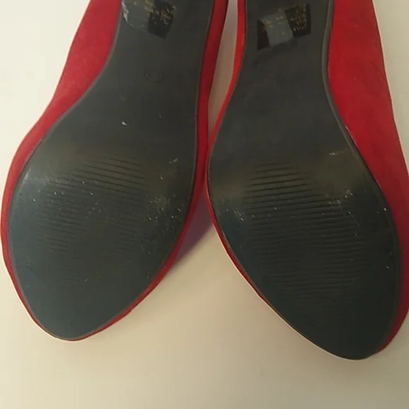 Body Center Heels Shoes Women have a little Scratches are inside of heels. - Picture 9 of 14